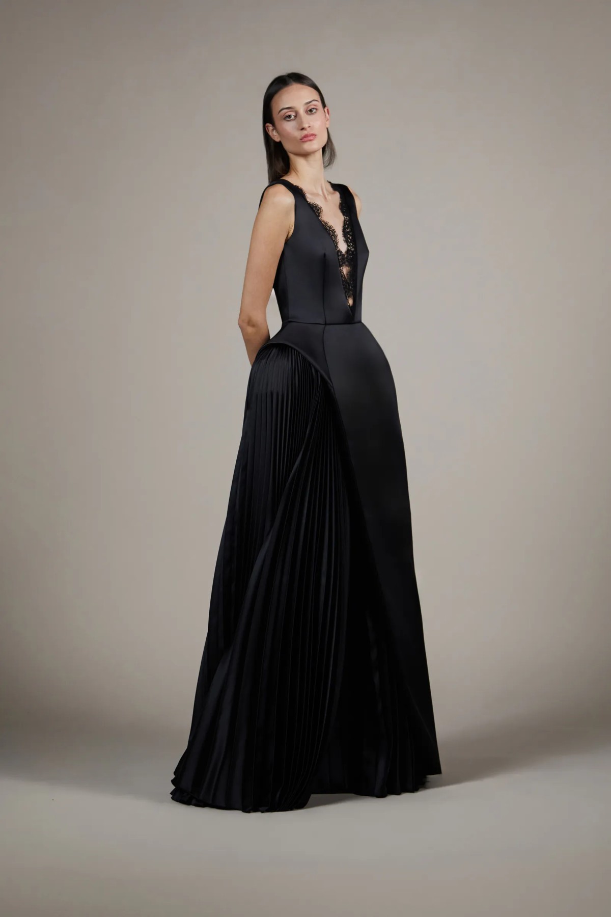 Este año vemos también cómo se han puesto de moda los vestidos con ligero volumen en la falda, dando un toque escultórico
