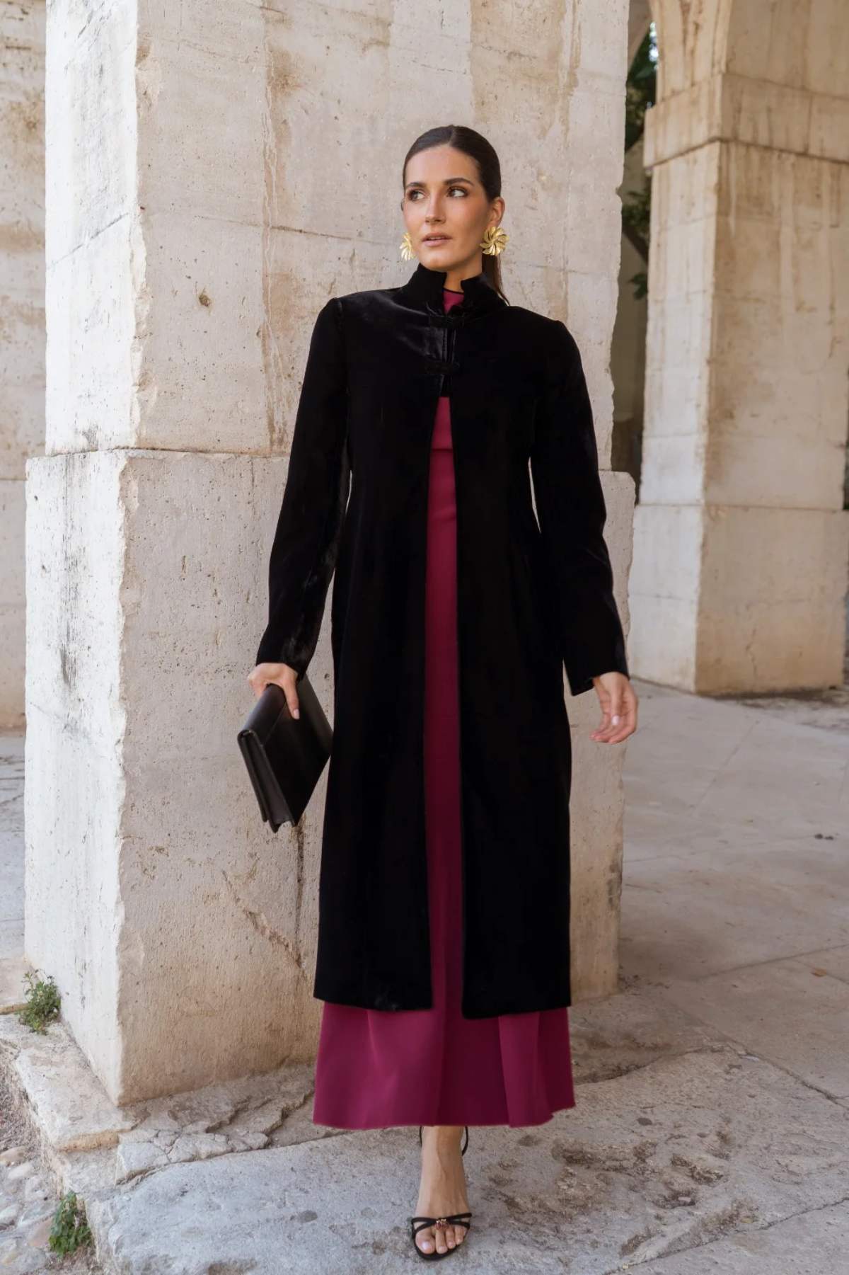 Los abrigos efecto pelo son los más demandados para asistir como invitada a boda de invierno, y es que aportan ese toque de estilo y clase que tanto se busca.