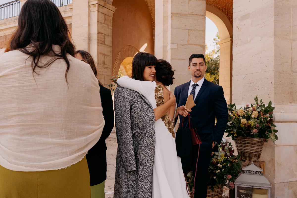 el abrigo es el remate perfecto para los vestidos para invitada de boda en invierno. Si tienes algún modelo en tu armario que combine con el diseño, pruébatelo antes del gran día.