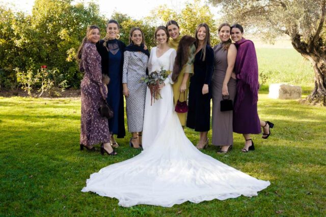 El vestido perfecto es aquel con el que una se siente única, segura y capaz de disfrutar de toda la celebración sin preocupaciones. Más allá de la moda, la clave está en que la prenda elegida refleje quién eres y se adapte a ti.