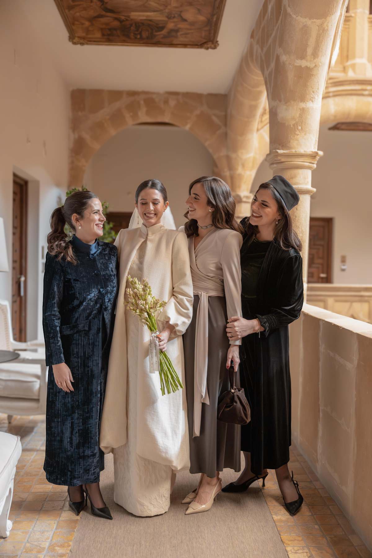 A la hora de elegir vestidos para bodas de invierno y crear looks adecuados, son muchas las cosas que hay que tener en cuenta, como el color del diseño, el tipo de medias y los complementos que mejor combinen con el modelo escogido.