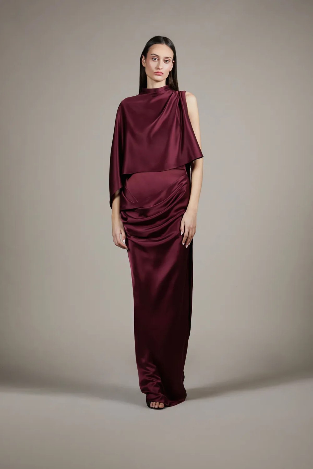 Junto al terciopelo, también destacan otros tejidos que permiten jugar con la elegancia invernal. La seda pesada o el satén aportan caída y movimiento, ideales para vestidos de noche que buscan brillo sin exceso.