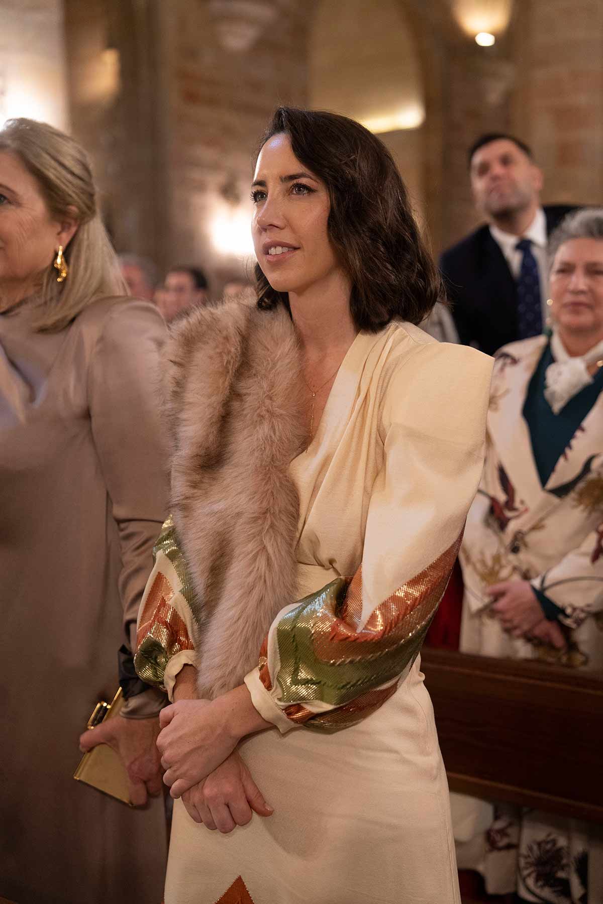 Los vestidos para bodas de invierno de corte midi elegantes han ganado terreno en los últimos años por ser muy versátiles.