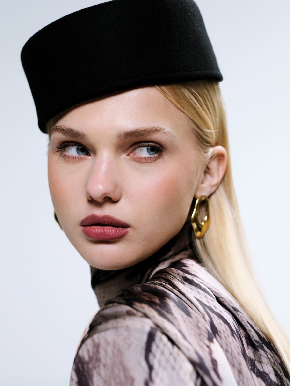 Entre las tendencias vestidos otoño invierno y sus complementos, destacan los casquetes para invitadas, el llamado pillbox.